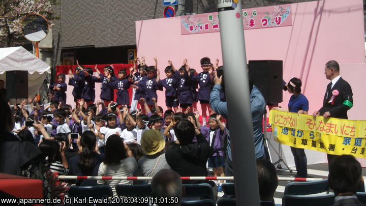 Tokyo Asakusa, Ichiyo Sakura-Matsuri: Kindergruppen auf/vor der Bühne

