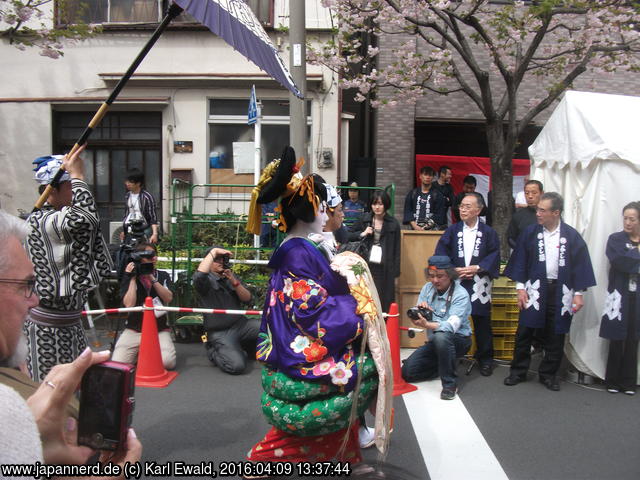 Tokyo Asakusa, Ichiyo Sakura-Matsuri: Oiran Dochu Prozession 7: die Göttin
