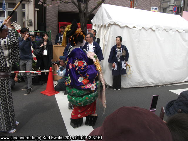 Tokyo Asakusa, Ichiyo Sakura-Matsuri: Oiran Dochu Prozession 7(2): nochmal die Göttin
