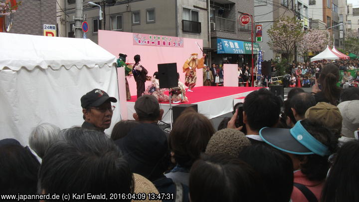Tokyo Asakusa, Ichiyo Sakura-Matsuri: Bühnenauftritt der Prozessionsfiguren
