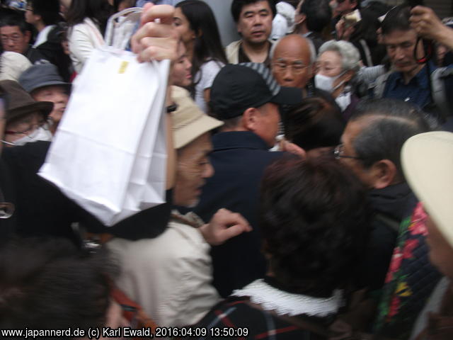 Tokyo Asakusa, Ichiyo Sakura-Matsuri: Gedränge in Bühnennähe
