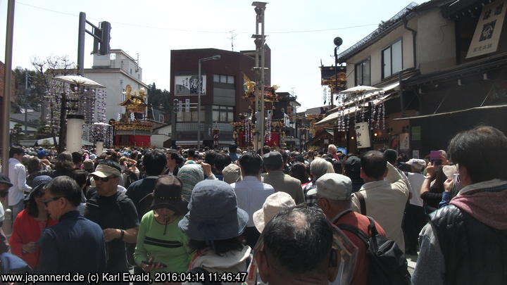 Takayama Spring Matsuri: Festwagen nahe der Nakabashi-Brücke
