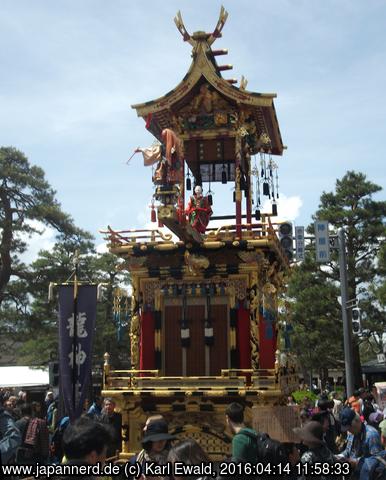 Takayama Spring Matsuri: Festwagen Ryujintai beim Puppenspiel
