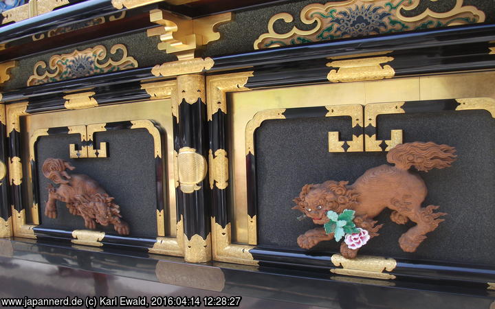 Takayama Spring Matsuri: Festwagen Daikokutai, geschnitzte Löwen an der Seitenwand
