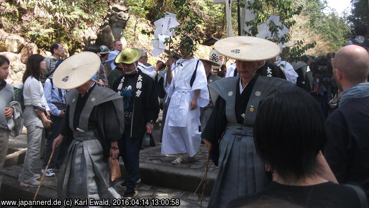 Takayama Spring Matsuri: Mikoshi-Prozession: Männer und Priester
