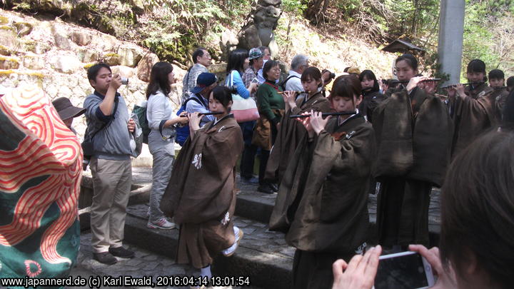 Takayama Spring Matsuri: Mikoshi-Prozession: Mädchen mit Flöten
