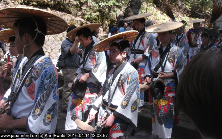 Takayama Spring Matsuri: Mikoshi-Prozession: Klangschalen
