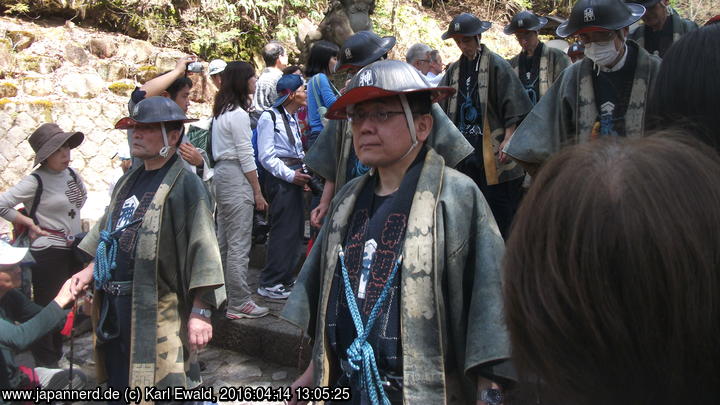 Takayama Spring Matsuri: Mikoshi-Prozession: Männer in historischer Uniform
