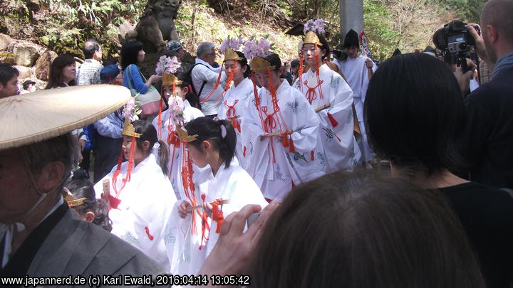Takayama Spring Matsuri: Mikoshi-Prozession: Miko mit Kopfschmuck
