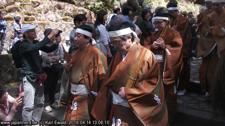 Takayama Spring Matsuri: Mikoshi-Prozession: Männer mit Mundorgeln
