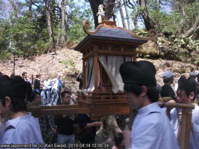 Takayama Spring Matsuri: Mikoshi-Prozession: ein kleiner Mikoshi
