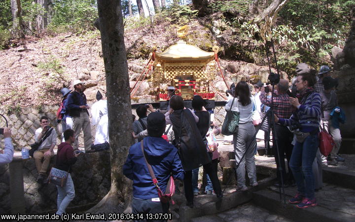 Takayama Spring Matsuri: Mikoshi-Prozession: der Mikoshi fährt auf Rollen
