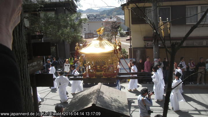 Takayama Spring Matsuri: Mikoshi-Prozession: der Mikoshi fährt unterhalb vorbei
