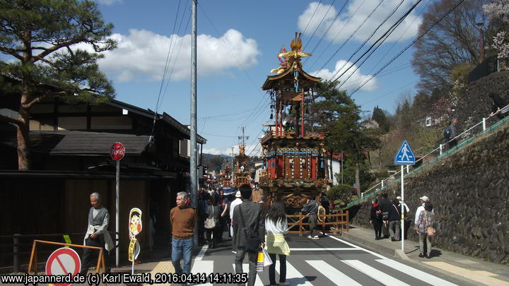 Takayama Spring Matsuri: Festwagen entlang der Straße
