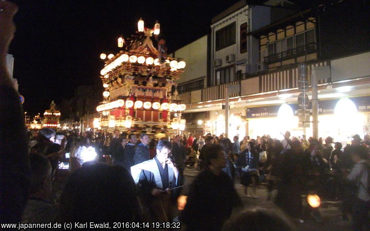 Takayama Spring Matsuri: Nachtparade der Festwagen
