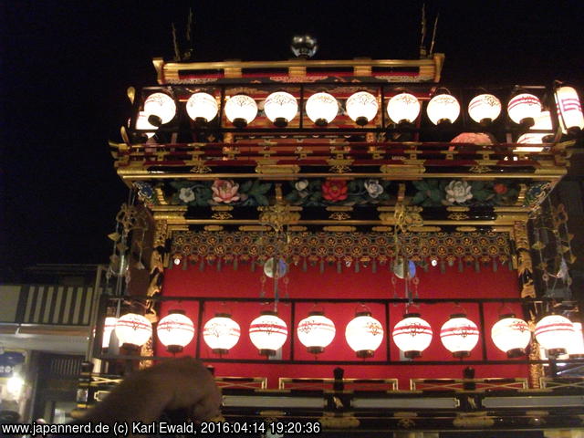 Takayama Spring Matsuri: Nachtparade der Festwagen, Konkotai von der Seite
