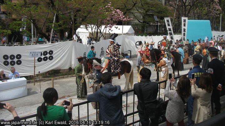 Tokyo Asakusa, Yabusame: einige der Offiziellen begeben sich zu Pferd zum Start
