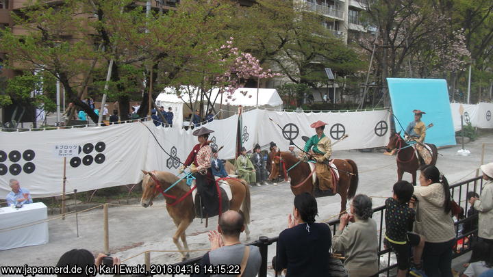 Tokyo Asakusa, Yabusame: Rückkehr der Schützen zum Start
