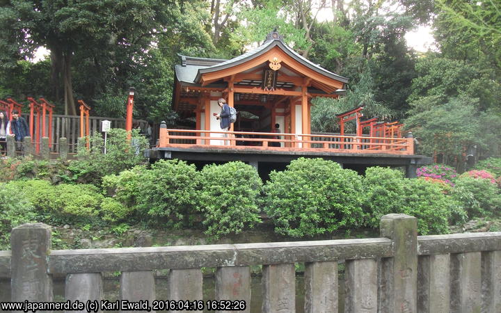 Tokyo Nezu-Schrein, Otome Inari, ein Schrein auf einer Terrasse
