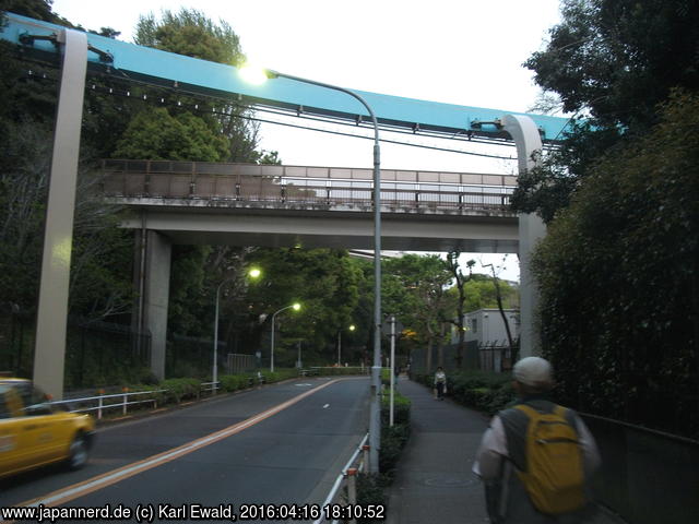 Tokyo-Ueno, hier überquert die Monorail von Ueno Zoo die Straße

