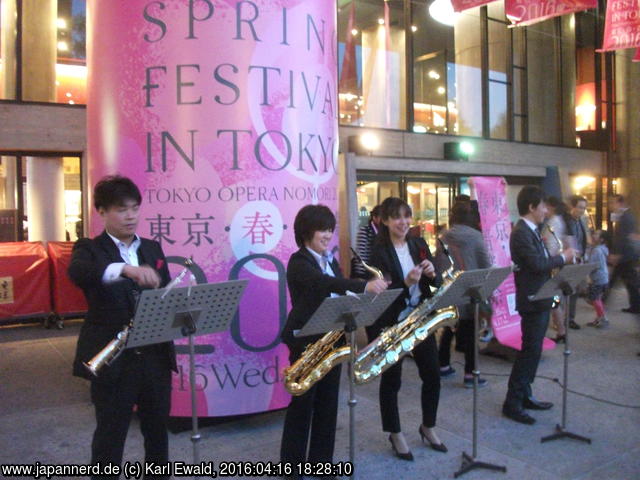 Tokyo-Ueno, Musiker vor dem Tokyo Bunka Kaikan nach einem Jazzkonzert
