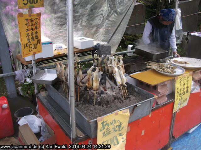 Tokyo, Kameido: Bude mit Steckerlfisch
