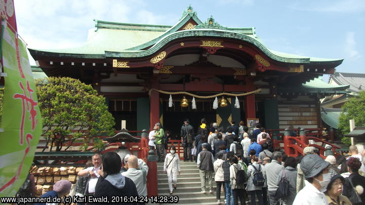 Tokyo, Kameido: Schlange der Betenden am Kameido-Tenjin-Schrein
