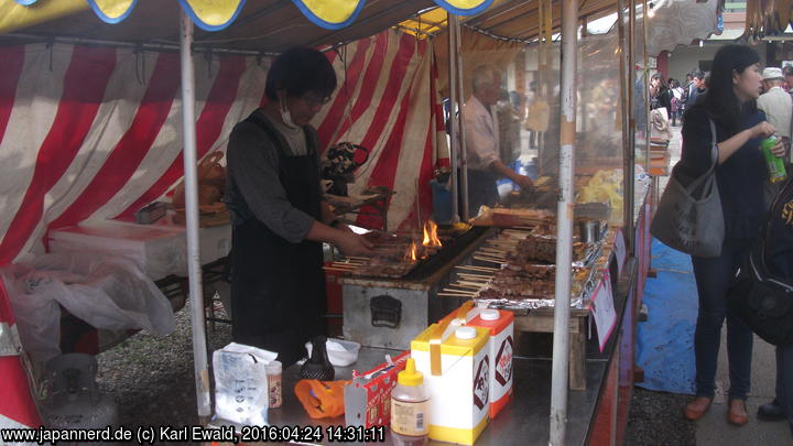 Tokyo, Kameido: Bude mit Grillspießen
