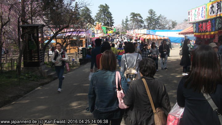 Hirosaki Park: Buden säumen die Hauptwege
