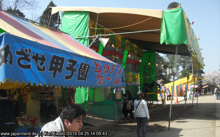 Hirosaki Park: neben Verkaufsständen gibt es auch Showgeschäfte
