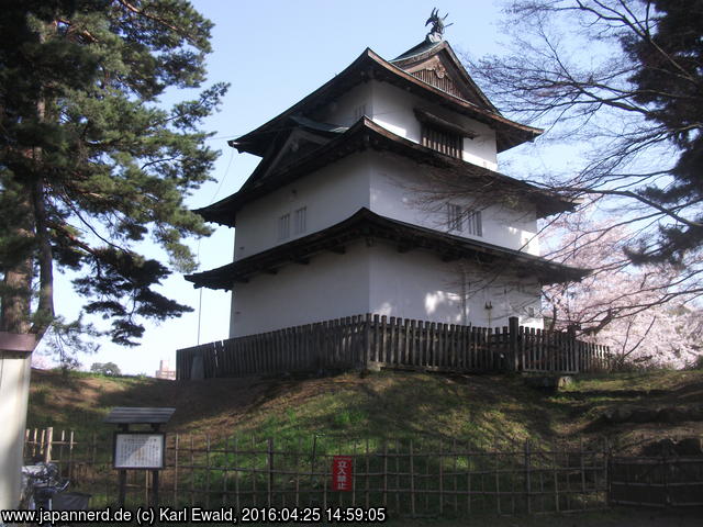 Hirosaki Park: der Tatsumi-no-yagura, einer der drei erhaltenen Wehrtürme der ersten Burganlage
