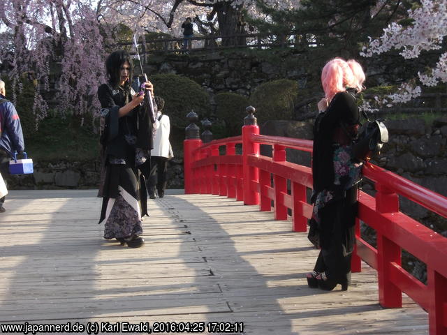 Hirosaki Park, die Takaoka-Bashi Brücke zum Honmaru ist eine beliebte Fotokulisse
