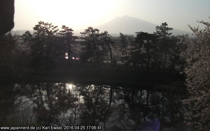 Hirosaki Park, Blick vom Honmaru auf Iwaki-san im Gegenlicht der Abendsonne
