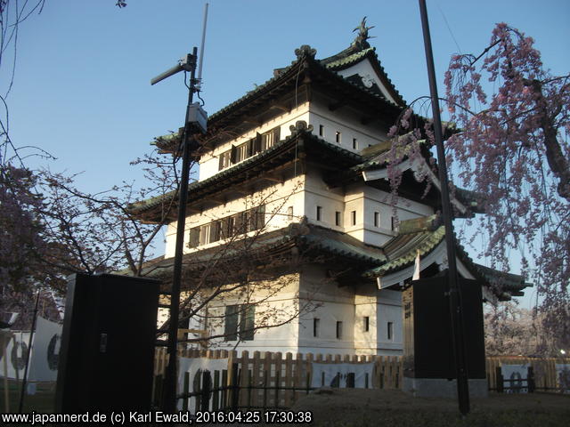 Hirosaki Park, Honmaru: Hauptturm, links eine einfache Seite
