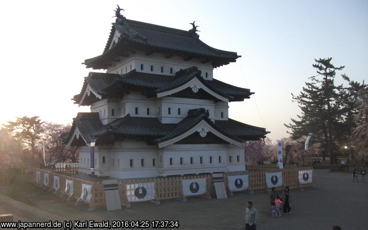 Hirosaki Park, Honmaru: schöne Seite des Hauptturms, von der Beobachtungsplattform aus gesehen
