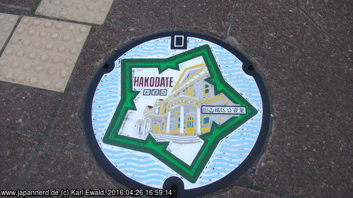 Hakodate, farbiger Kanaldeckel
