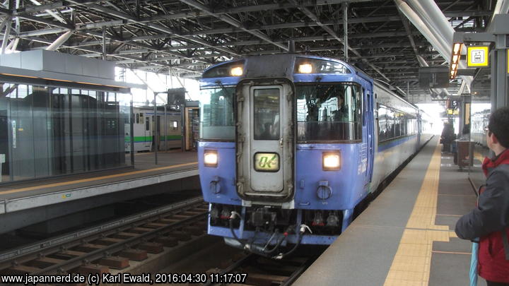 Limited Express Okhotsk vor der Abfahrt in Asahikawa
