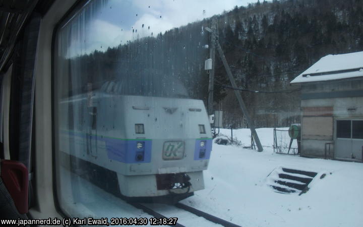 wir haben hier auf den Gegenzug, ebenfalls ein Limited Express Okhotsk, gewartet.
