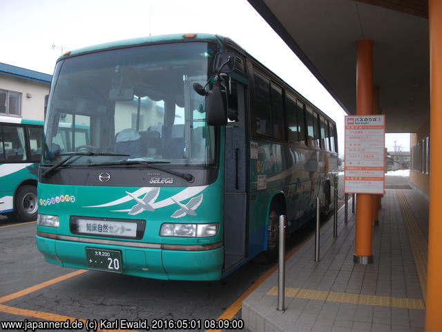 Shiretoko-Shari: der Shari Bus mit Ziel „Shiretoko Nature Center“ steht bereit
