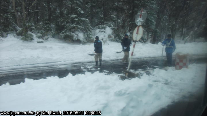Shiretoko-Goko Parkplatz: Männer beim Schneeräumen
