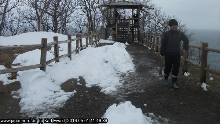 Shiretoko Nature Center: eine Beobachtungsplattform ermöglicht den Blick auf den Furepe Wasserfall
