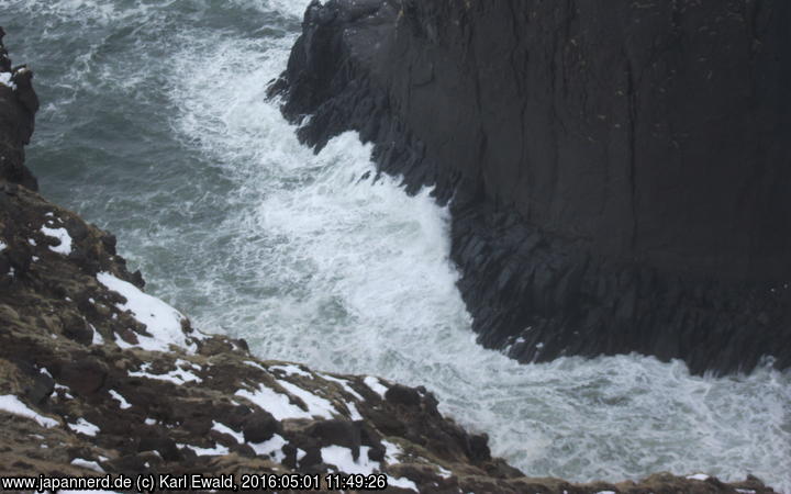 Shiretoko Nature Center: Gischt an den Klippen unter dem Furepe Wasserfall
