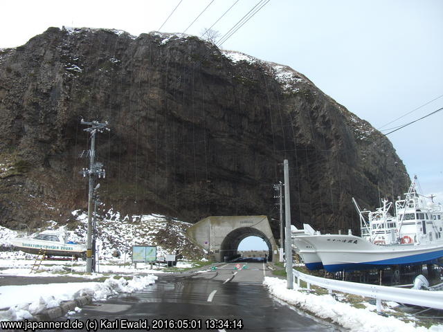 Utoro, dieser Tunnel im Felsen führt zum Hafen für Ausflugsboote
